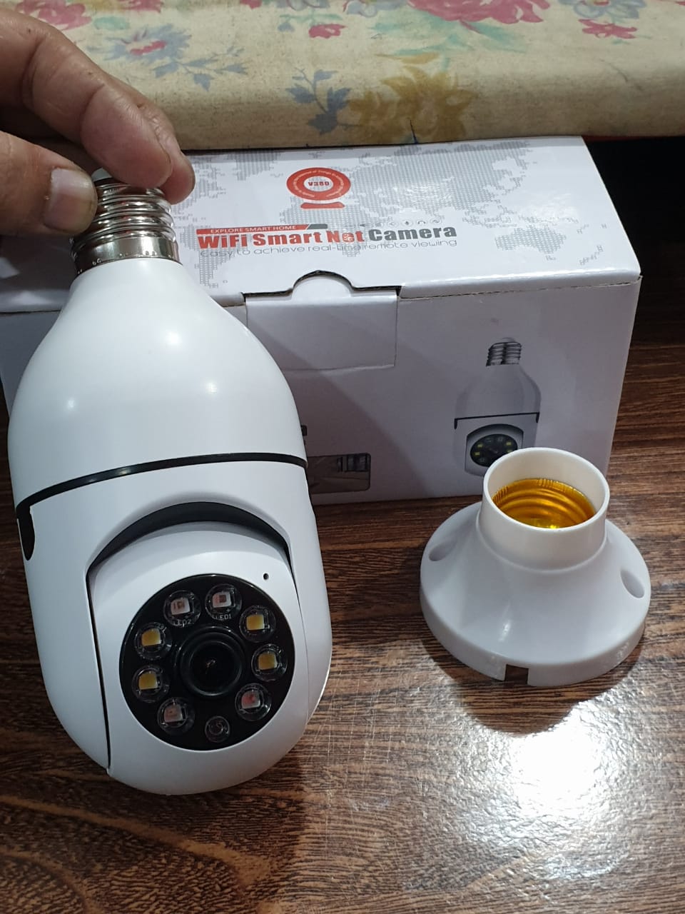 360° Rotating Wi-Fi Security Camera / Wireless Wi-Fi IP Camera with Light Bulb and Speaker and Microphone